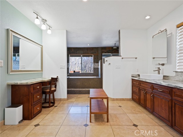 1050 Oak Park Way, Lakeport