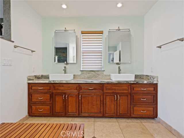 1050 Oak Park Way, Lakeport