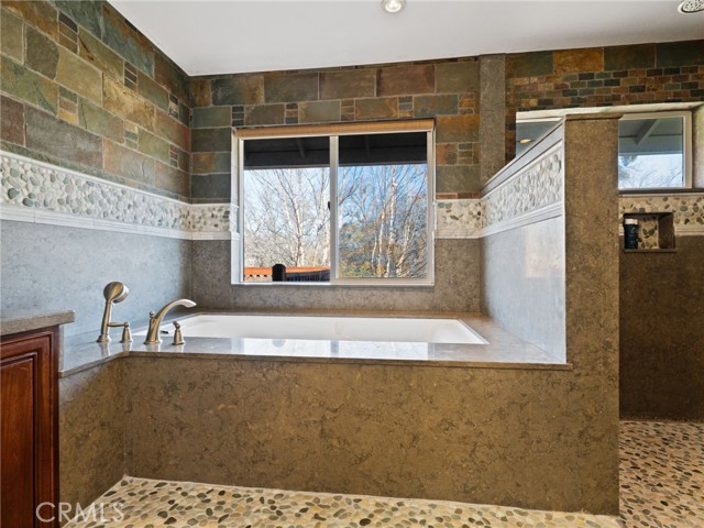 1050 Oak Park Way, Lakeport