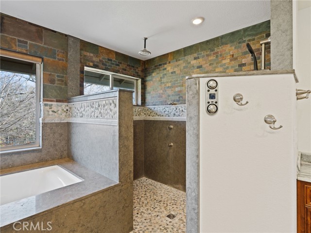 1050 Oak Park Way, Lakeport