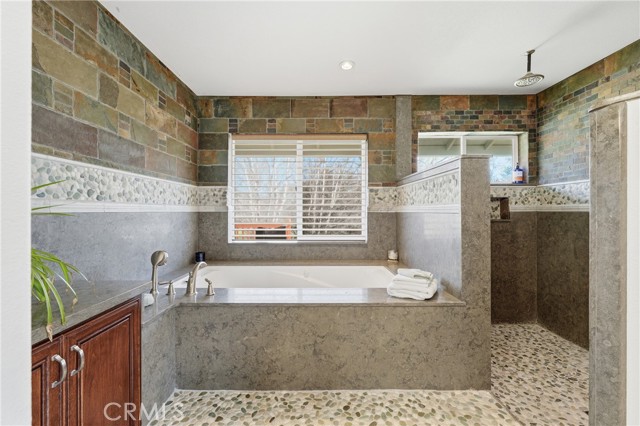 1050 Oak Park, Lakeport