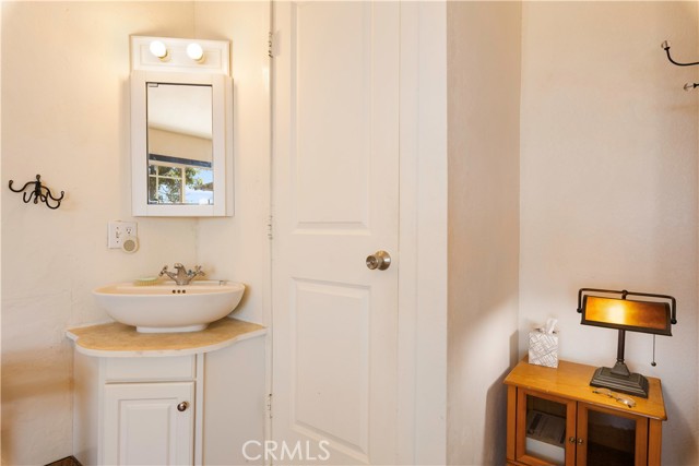 3723 Lakeview, Nice
