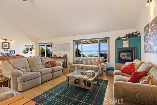 3723 Lakeview, Nice