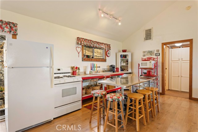 3723 Lakeview, Nice