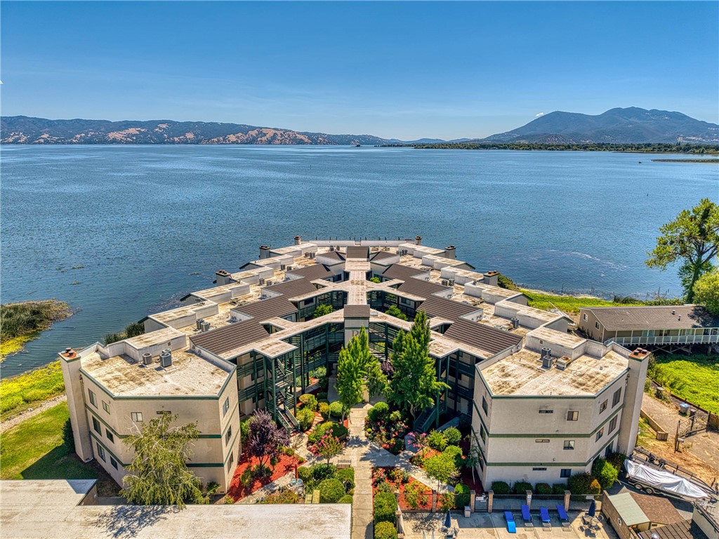 10 Royale, Lakeport