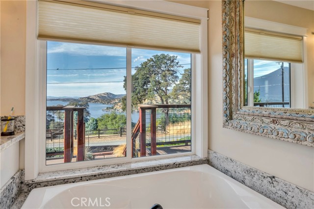 3012 Oak Crest Drive, Clearlake